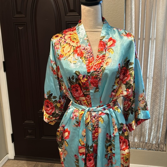 Rose and Turquoise Satin Robe - Picture 2 of 6